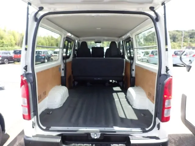 トヨタ　ハイエースバン　４ＷＤ