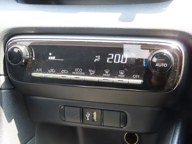 ヤリス ハイブリッド(トヨタ)の車両写真