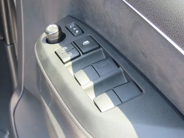 ヤリス ハイブリッド(トヨタ)の車両写真
