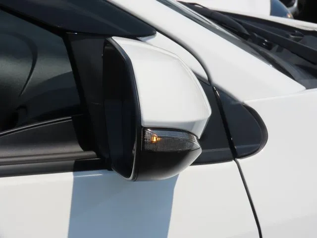 ヤリス ハイブリッド(トヨタ)の車両写真