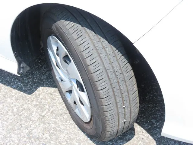 ヤリス ハイブリッド(トヨタ)の車両写真