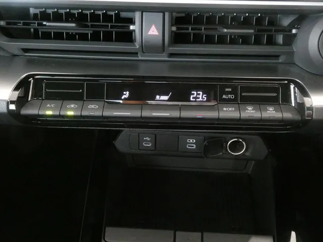 プリウス（トヨタ）の車両写真