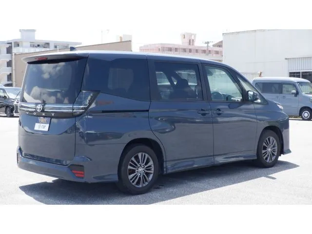 ヴォクシー(トヨタ)の車両写真