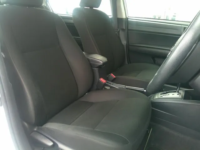 カローラアクシオ 4WD(トヨタ)の車両写真