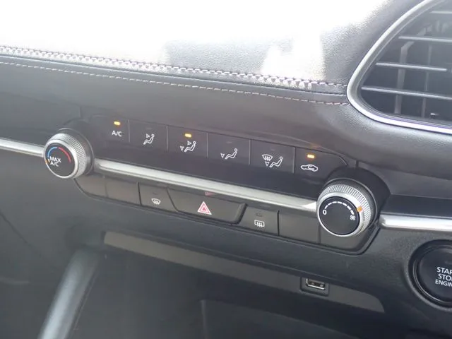 ＭＡＺＤＡ３　セダン（マツダ）の車両写真