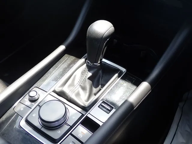 ＭＡＺＤＡ３　セダン（マツダ）の車両写真