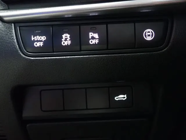 ＭＡＺＤＡ３　セダン（マツダ）の車両写真