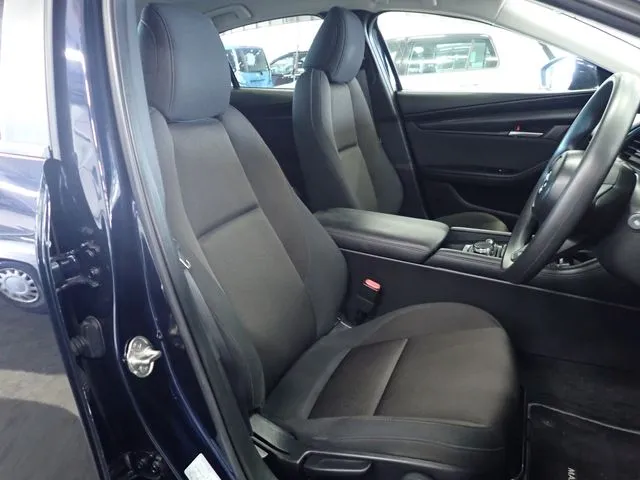 ＭＡＺＤＡ３　セダン（マツダ）の車両写真