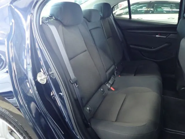 ＭＡＺＤＡ３　セダン（マツダ）の車両写真