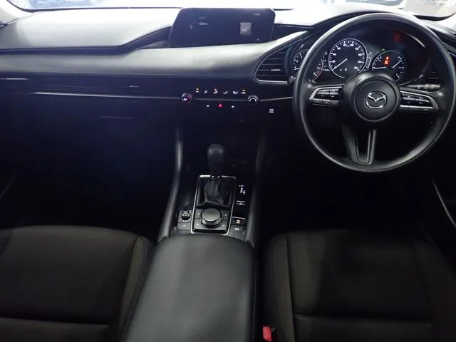 ＭＡＺＤＡ３　セダン（マツダ）の車両写真