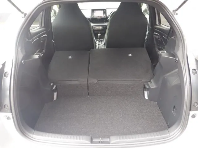 ヤリス ハイブリッド(トヨタ)の車両写真