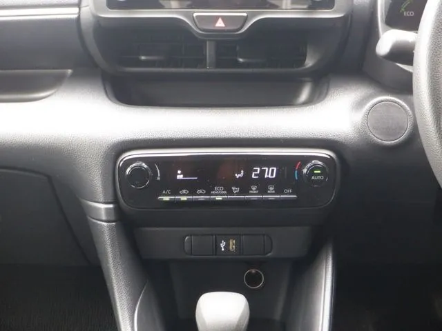 ヤリス ハイブリッド(トヨタ)の車両写真
