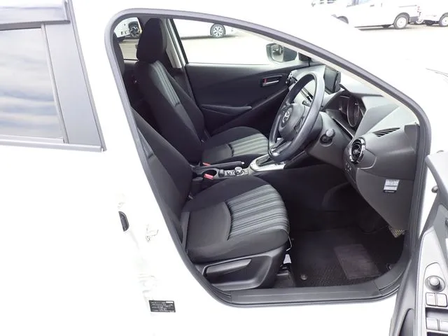 ＭＡＺＤＡ２（マツダ）の車両写真