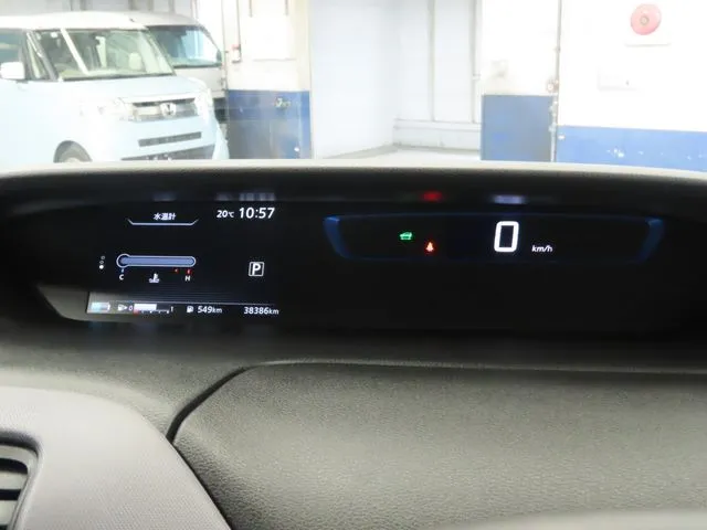 セレナ（ニッサン）の車両写真