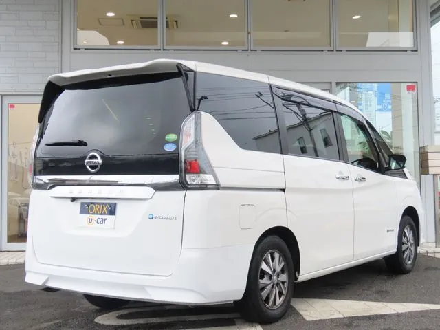 セレナ（ニッサン）の車両写真