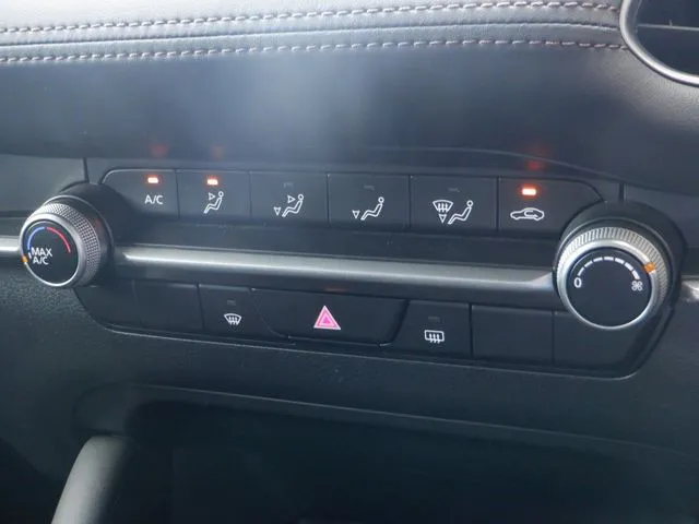 ＭＡＺＤＡ３　セダン（マツダ）の車両写真