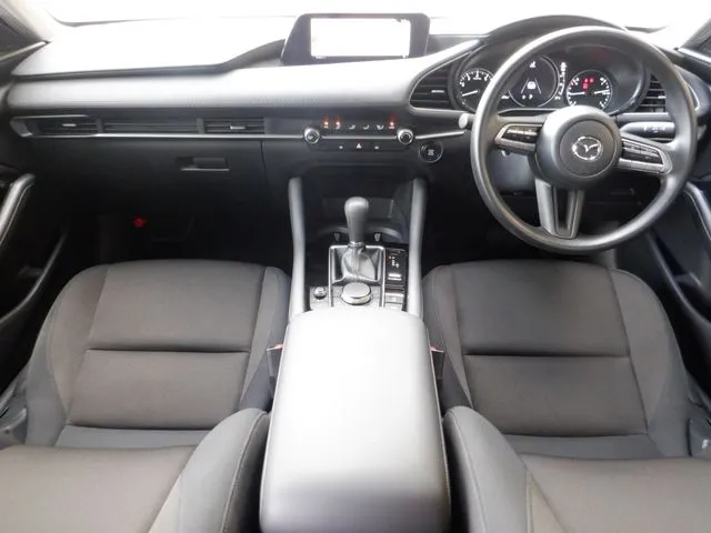 ＭＡＺＤＡ３　セダン（マツダ）の車両写真