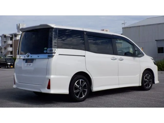 ヴォクシー(トヨタ)の車両写真