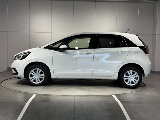 ホンダ　フィット　ｅ：ＨＥＶ　４ＷＤ