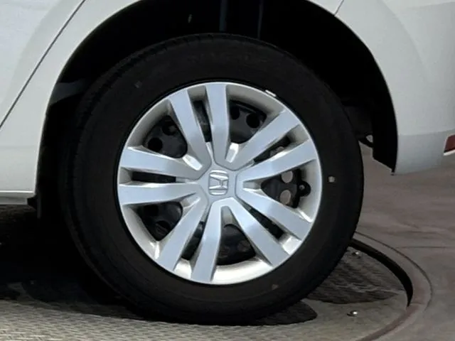 ホンダ　フィット　ｅ：ＨＥＶ　４ＷＤ