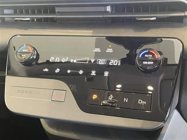 セレナ(ニッサン)の車両写真