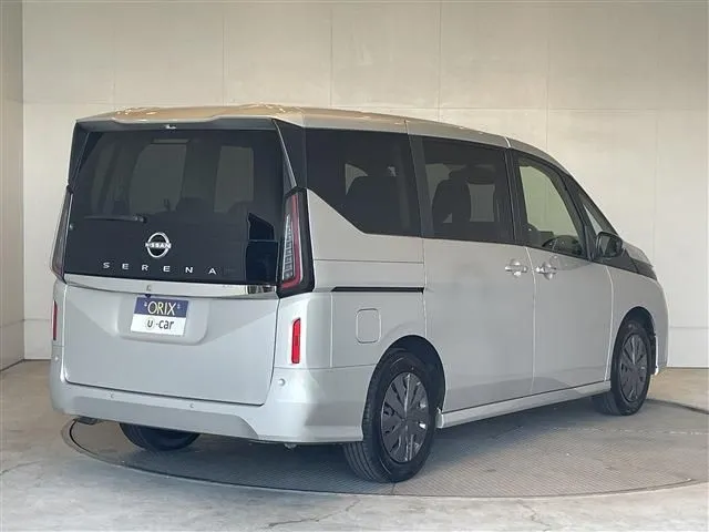 セレナ(ニッサン)の車両写真