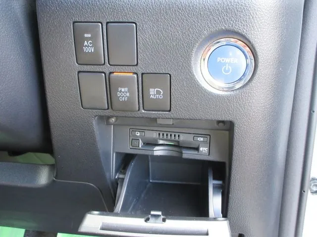 アルファード ハイブリッド 4WD(トヨタ)の車両写真