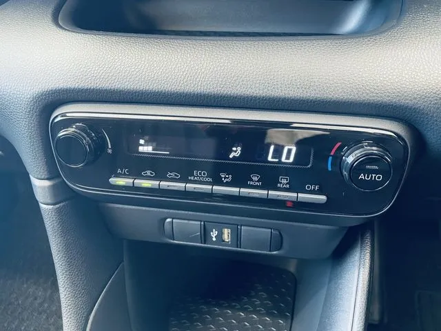 ヤリス ハイブリッド(トヨタ)の車両写真