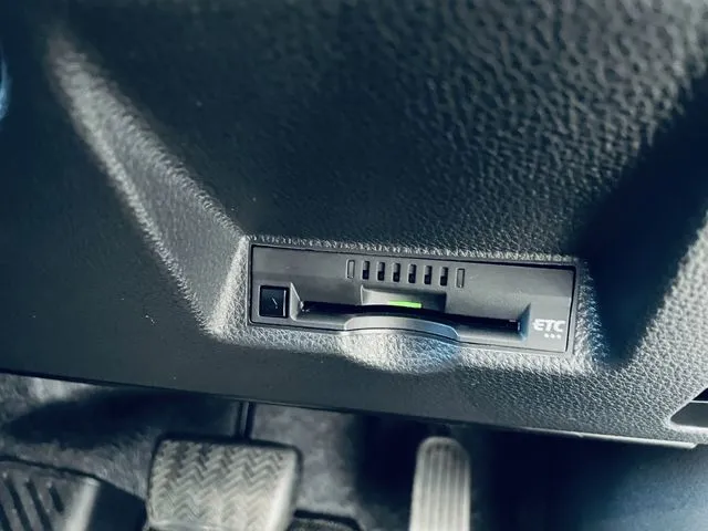 ヤリス ハイブリッド(トヨタ)の車両写真