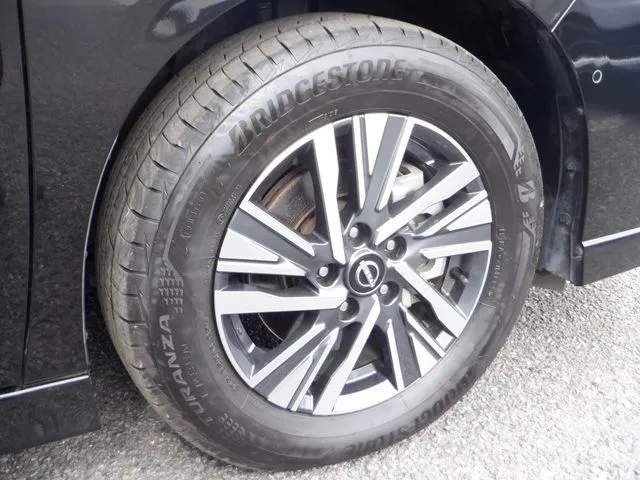 セレナ(ニッサン)の車両写真