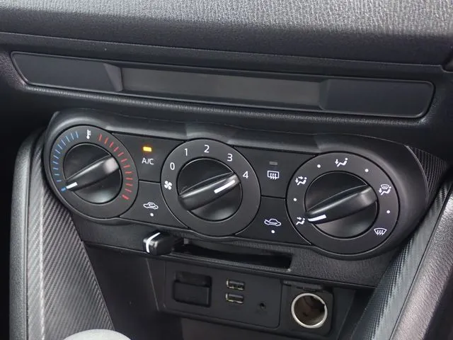 ＭＡＺＤＡ２（マツダ）の車両写真