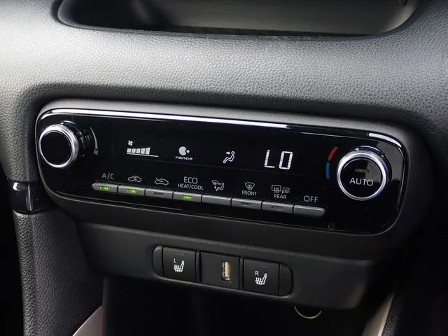 ヤリス ハイブリッド(トヨタ)の車両写真