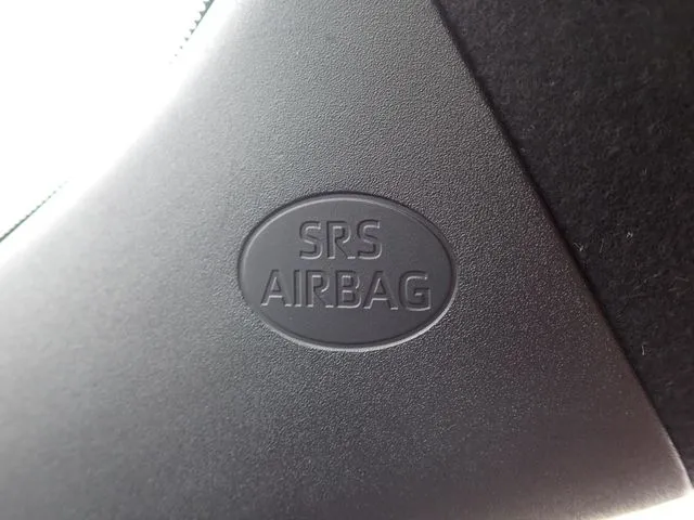 ヤリス ハイブリッド(トヨタ)の車両写真