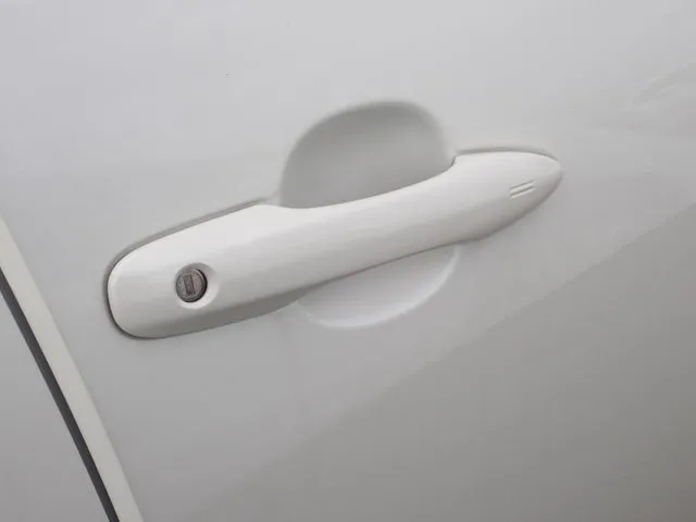 ヤリス ハイブリッド(トヨタ)の車両写真