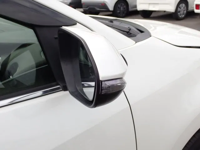 ヤリス ハイブリッド(トヨタ)の車両写真