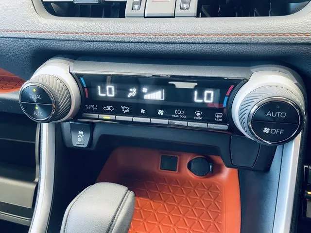 ＲＡＶ４　４ＷＤ（トヨタ）の車両写真
