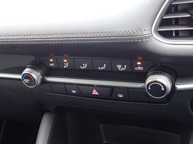 MAZDA3 セダン(マツダ)の車両写真