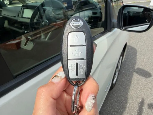 セレナ Sハイブリッド(ニッサン)の車両写真
