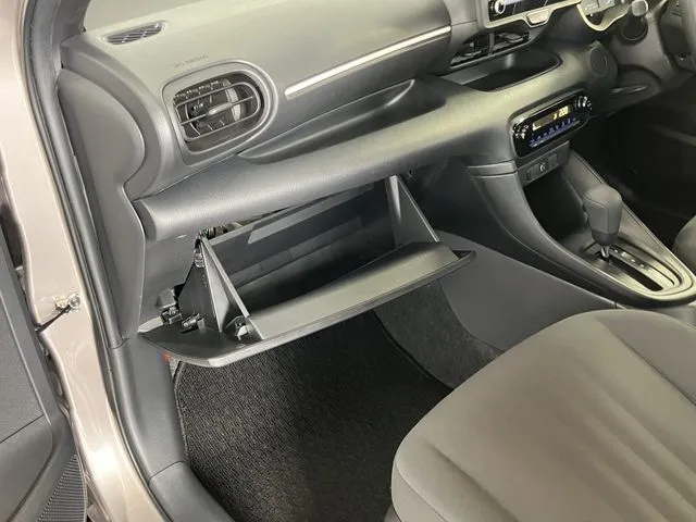 ヤリス　ハイブリッド（トヨタ）の車両写真
